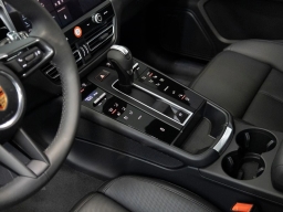 Porsche Macan Base AWD 2026