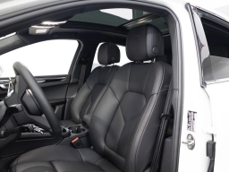 Porsche Macan Base AWD 2026