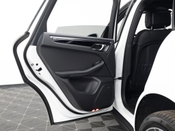 Porsche Macan Base AWD 2026