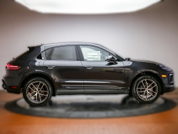 Porsche Macan Base AWD 2026
