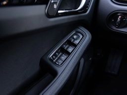 Porsche Macan Base AWD 2026