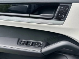 Porsche Cayenne Base AWD 2026