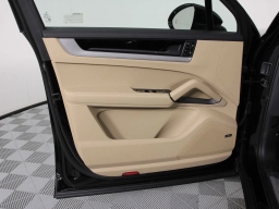 Porsche Cayenne Base AWD 2026