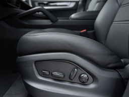 Porsche Cayenne Base AWD 2026