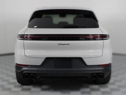 Porsche Cayenne Base AWD 2026