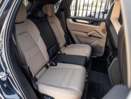 Porsche Cayenne Base AWD 2026