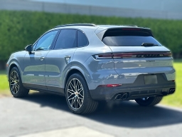 Porsche Cayenne Base AWD 2026
