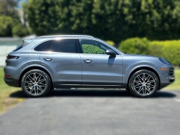 Porsche Cayenne Base AWD 2026