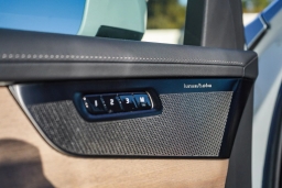 Volvo XC90 Plug-In Hybrid Plus T8 AWD 7-Seater 2026