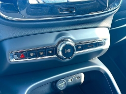 Volvo XC40 Plus B5 AWD 2026
