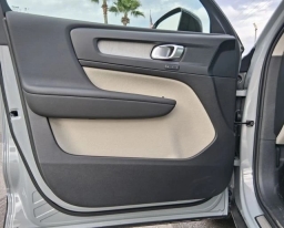 Volvo XC40 Plus B5 AWD 2026