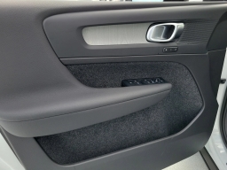 Volvo XC40 Plus B5 AWD 2026