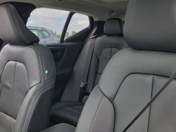 Volvo XC40 Plus B5 AWD 2026