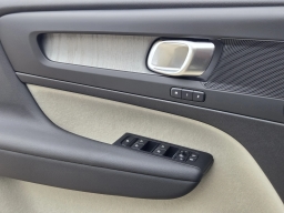 Volvo XC40 Plus B5 AWD 2026