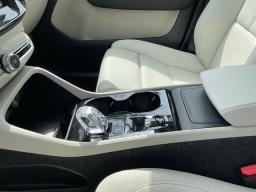 Volvo XC40 Plus B5 AWD 2026