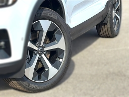 Volvo XC40 Plus B5 AWD 2026