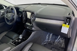 Volvo XC40 Plus B5 AWD 2026