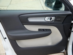 Volvo XC40 Plus B5 AWD 2026