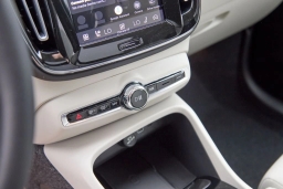 Volvo XC40 Plus B5 AWD 2026