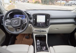 Volvo XC40 Plus B5 AWD 2026