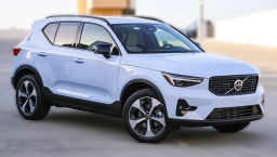Volvo XC40 Plus B5 AWD 2026