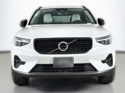 Volvo XC40 Plus B5 AWD 2026
