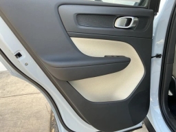 Volvo XC40 Plus B5 AWD 2026