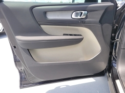 Volvo XC40 Plus B5 AWD 2026