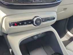 Volvo XC40 Plus B5 AWD 2026