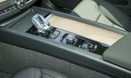 Volvo XC60 Plus B5 AWD 2026