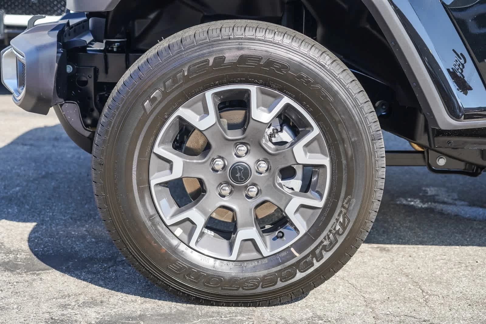 Jeep Wrangler Sahara 4 Door 4x4 2025 — side view