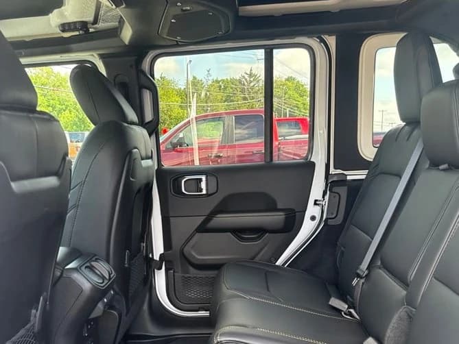 Jeep Wrangler Sahara 4 Door 4x4 2026 — side view