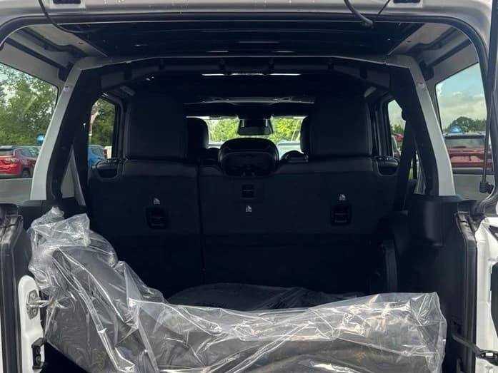 Jeep Wrangler Rubicon 4 Door 4x4 2026 — side view