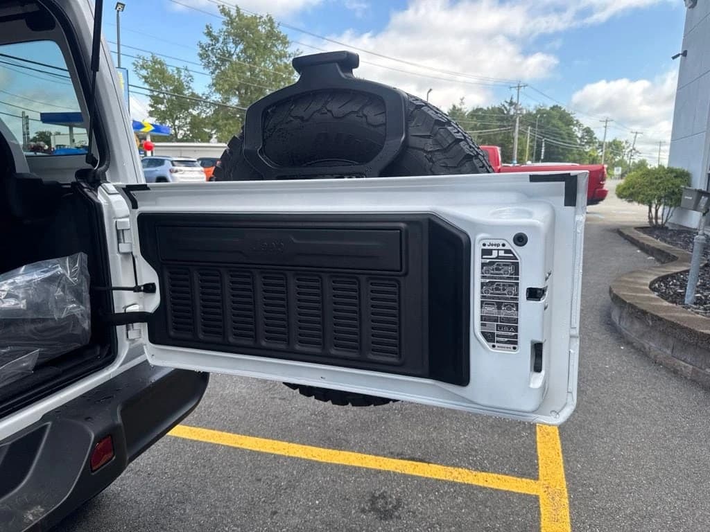 Jeep Wrangler Rubicon 4 Door 4x4 2026 — side view