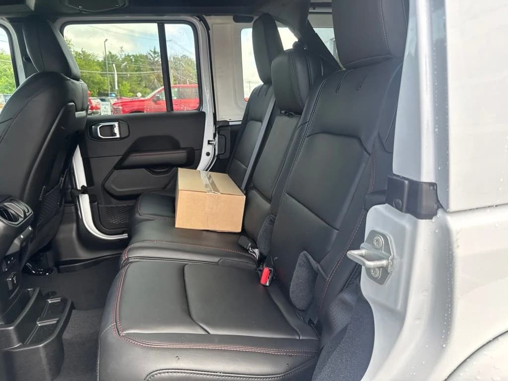 Jeep Wrangler Rubicon 4 Door 4x4 2026 — side view