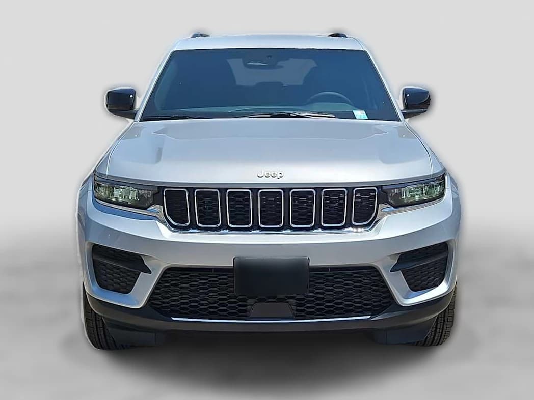 Jeep Grand Cherokee Laredo 4x2 2026 — side view
