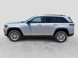 Jeep Grand Cherokee Laredo 4x2 2026 — side view