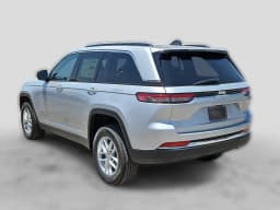 Jeep Grand Cherokee Laredo 4x2 2026 — side view