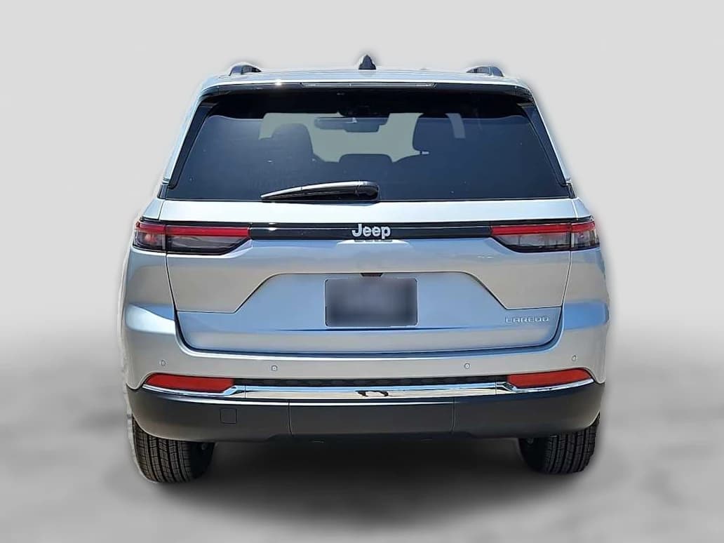 Jeep Grand Cherokee Laredo 4x2 2026 — side view