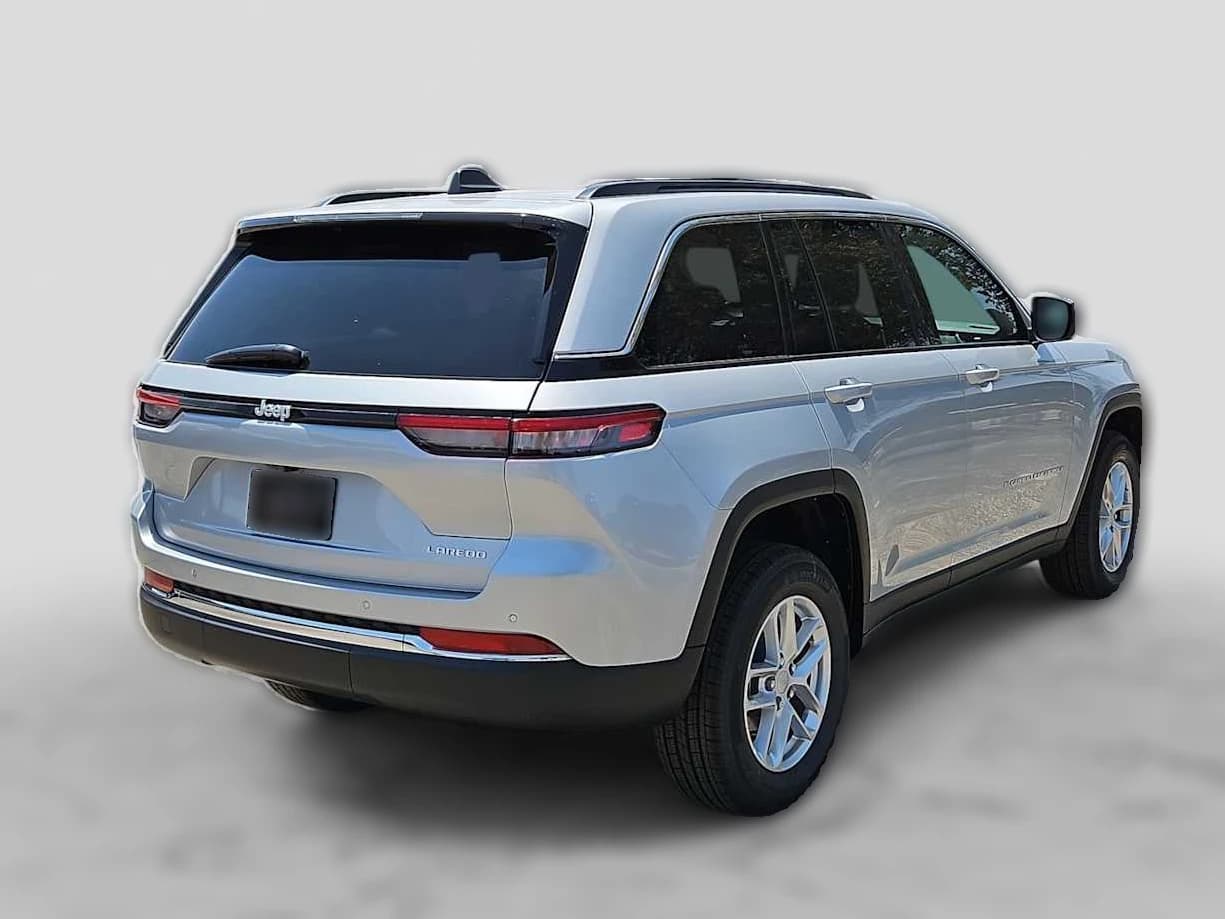 Jeep Grand Cherokee Laredo 4x2 2026 — side view