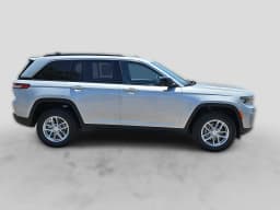 Jeep Grand Cherokee Laredo 4x2 2026 — side view