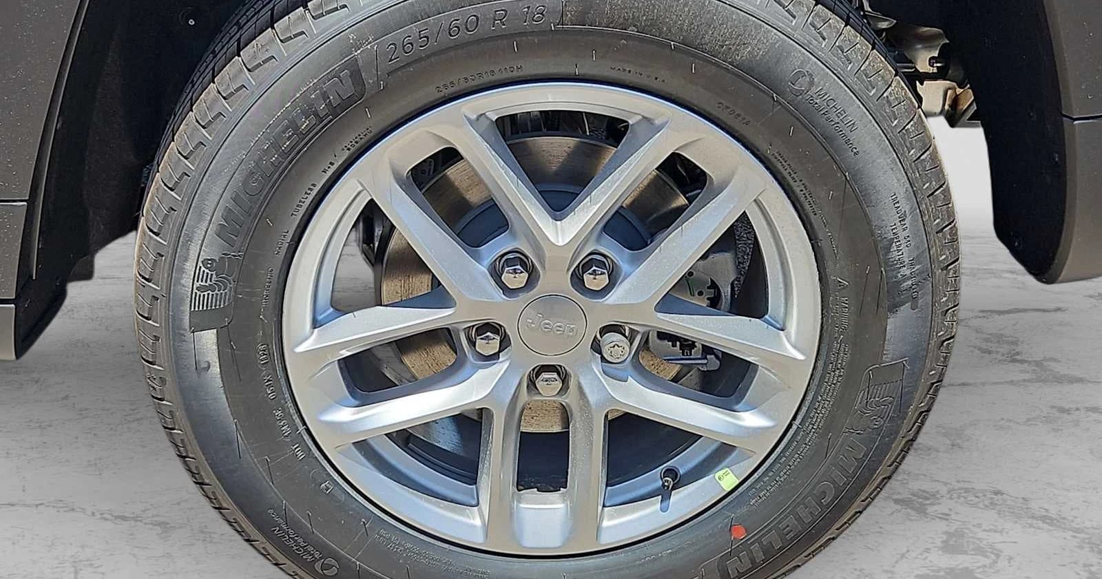 Jeep Grand Cherokee Laredo 4x2 2026 — side view