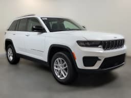 Jeep Grand Cherokee Laredo 4x2 2026 — side view