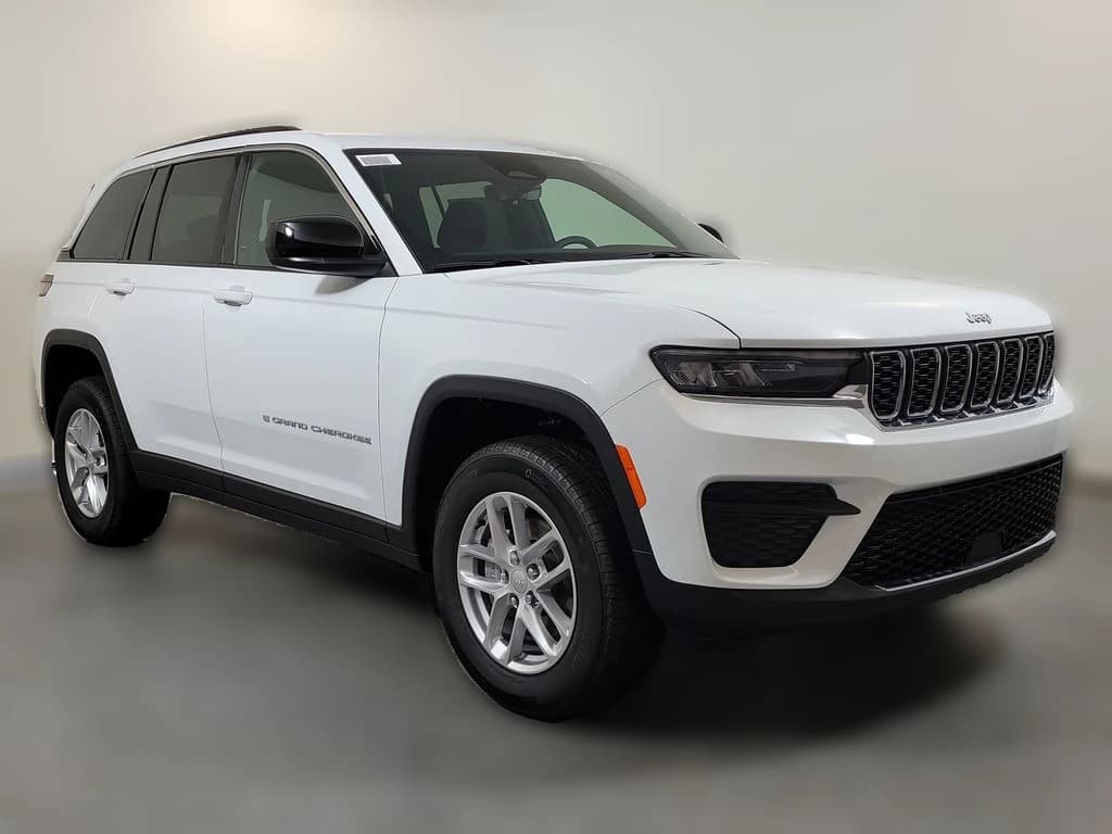 Jeep Grand Cherokee Laredo 4x2 2026 — side view