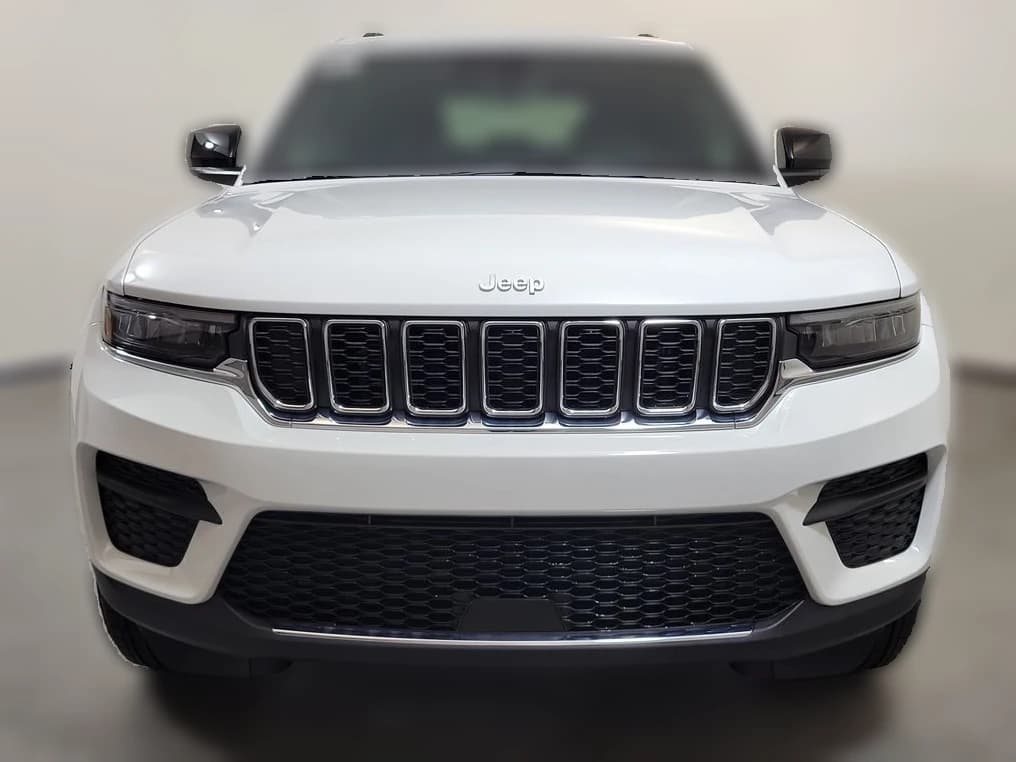 Jeep Grand Cherokee Laredo 4x2 2026 — side view