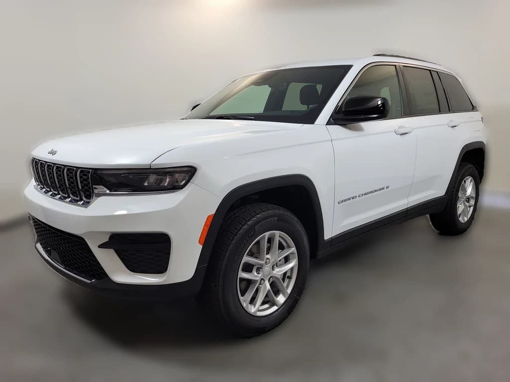 Jeep Grand Cherokee Laredo 4x2 2026 — side view