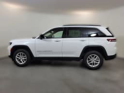 Jeep Grand Cherokee Laredo 4x2 2026 — side view