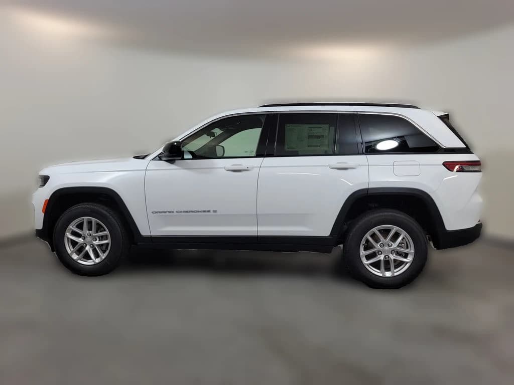Jeep Grand Cherokee Laredo 4x2 2026 — side view