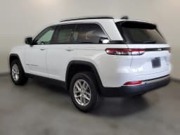 Jeep Grand Cherokee Laredo 4x2 2026 — side view