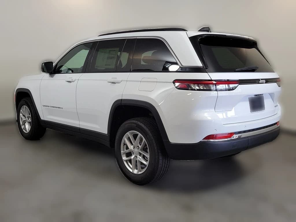 Jeep Grand Cherokee Laredo 4x2 2026 — side view